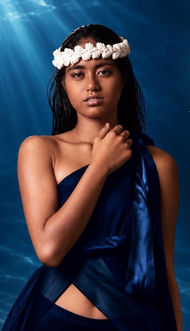 Mannequin en robe bleu nuit et couronne de fleurs, campagne Tahiti Fashion Week